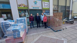 Ομογενείς από τη Γερμανία και αγρότες της Αργολίδας ενισχύουν το Κοινωνικό Παντοπωλείο Λάρισας